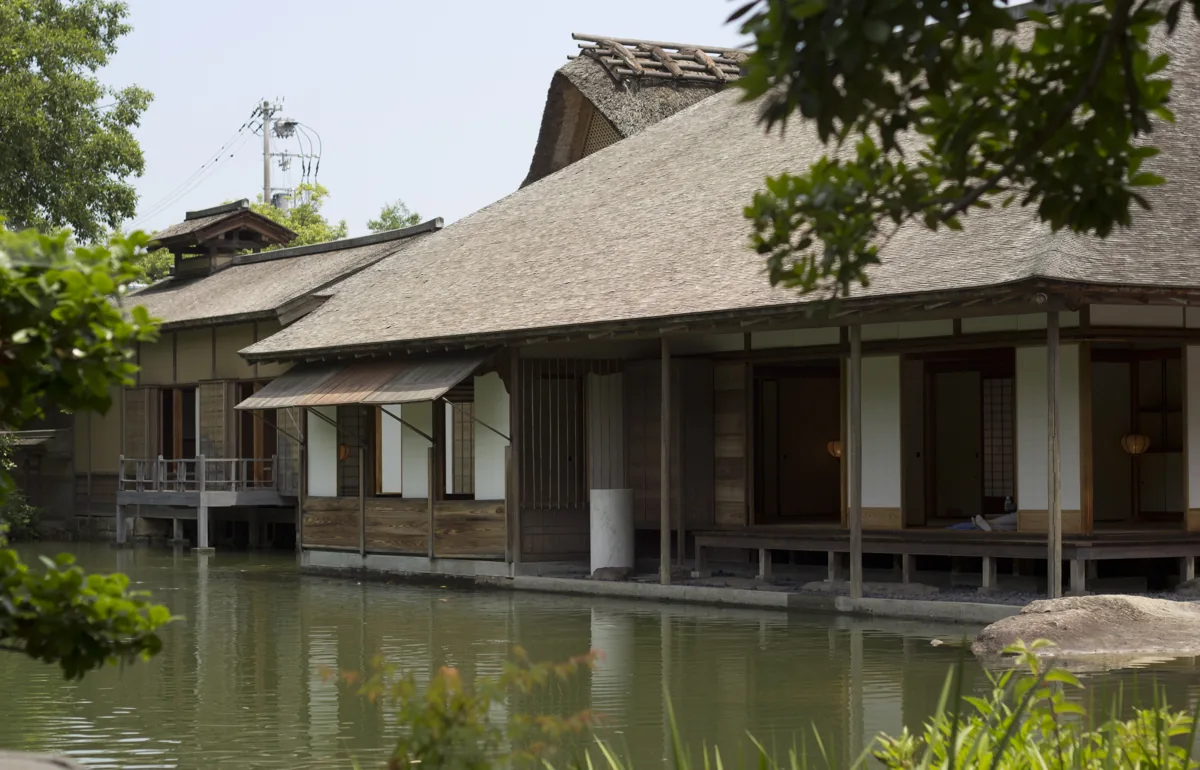 2014年の養浩館庭園の池と復元建築