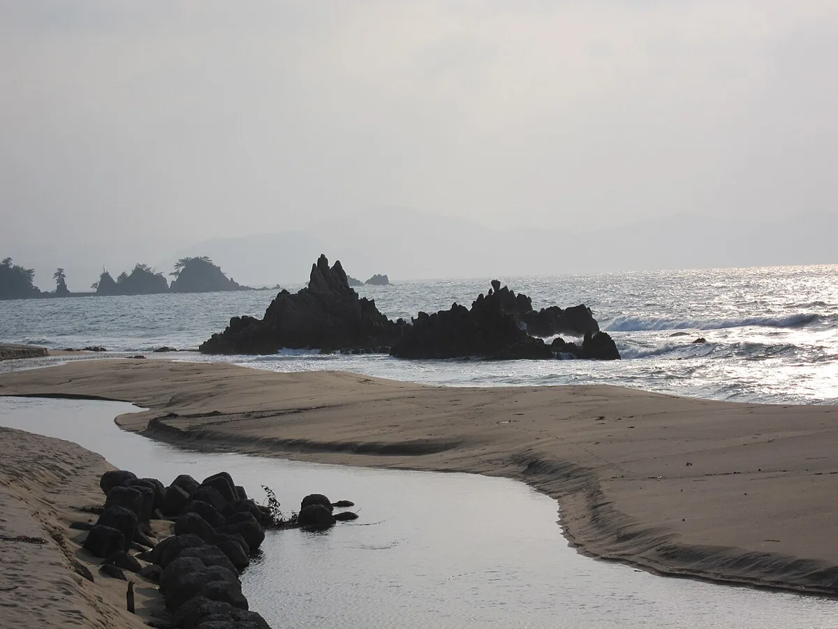 冬の水晶浜の砂と岩