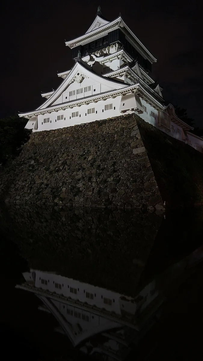 2014年の夜間照明下の小倉城天守