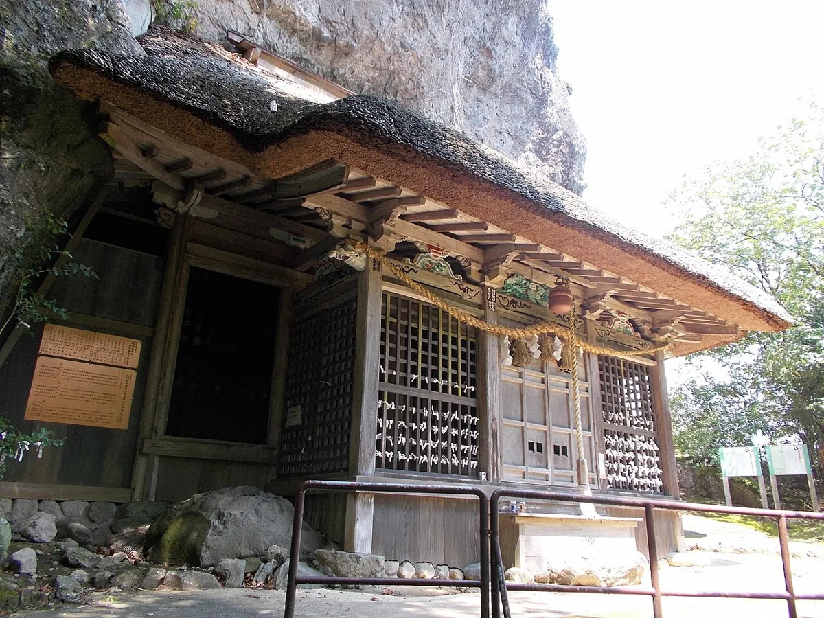 2019年8月の岩の下に立つ岩屋神社本殿