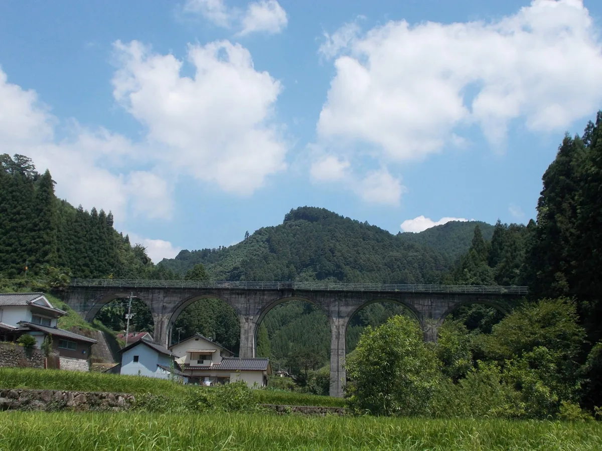 2019年8月、BRT転換前の宝珠山橋梁と集落