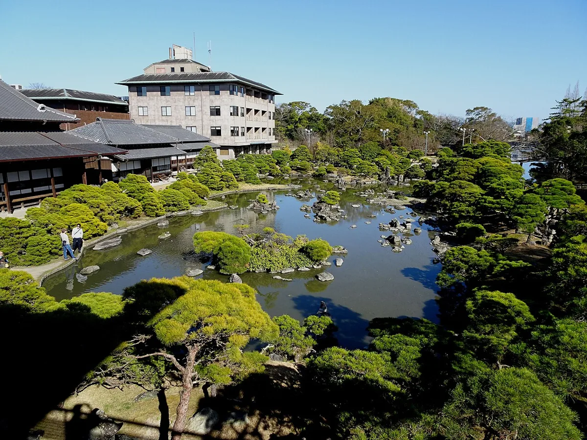 2020年2月の御花・松濤園と周囲の建物