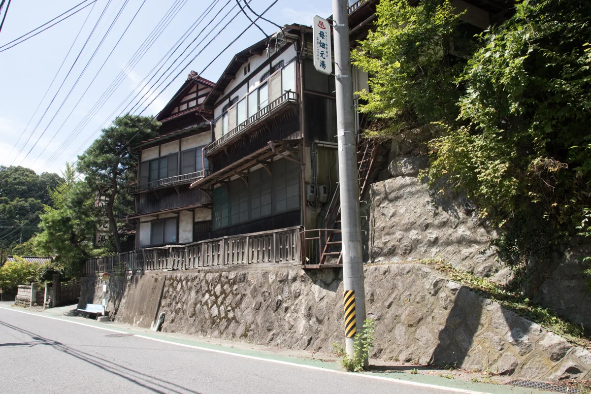 2018年8月の母畑元湯の建物外観