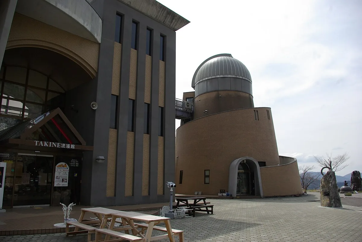 Hoshinomura Observatory exterior in April 2013