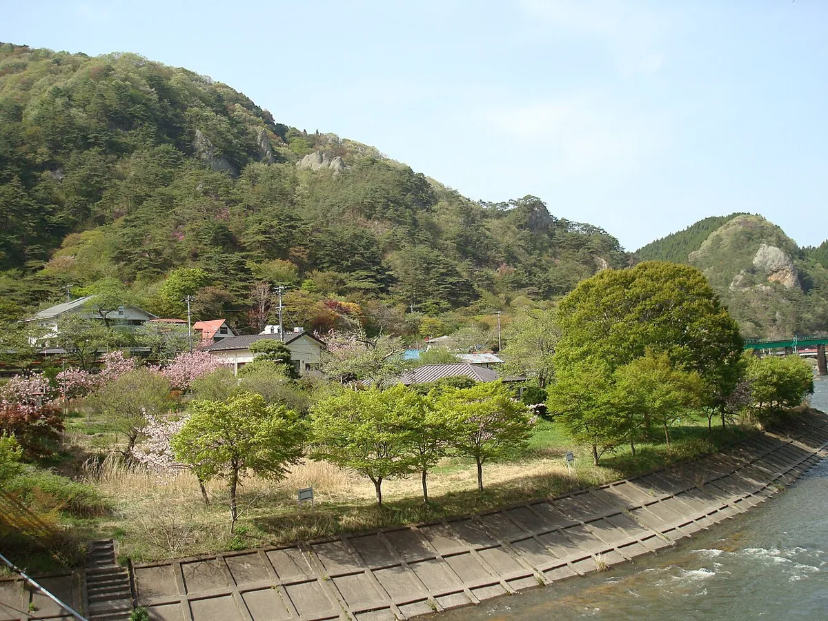 2012년 9월 강 건너에서 본 야마쓰리산과 구지가와