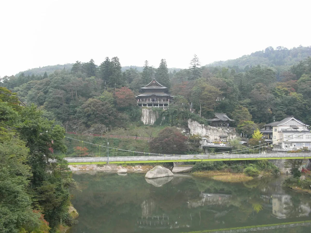 2008년 10월 다다미강 건너에서 본 엔조지와 강변