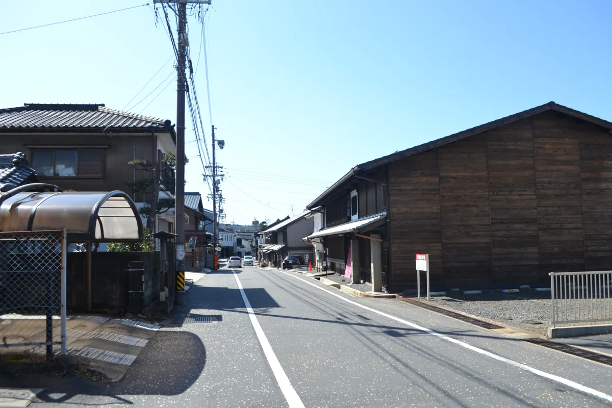 2023年3月の大井宿の木造建物と道路