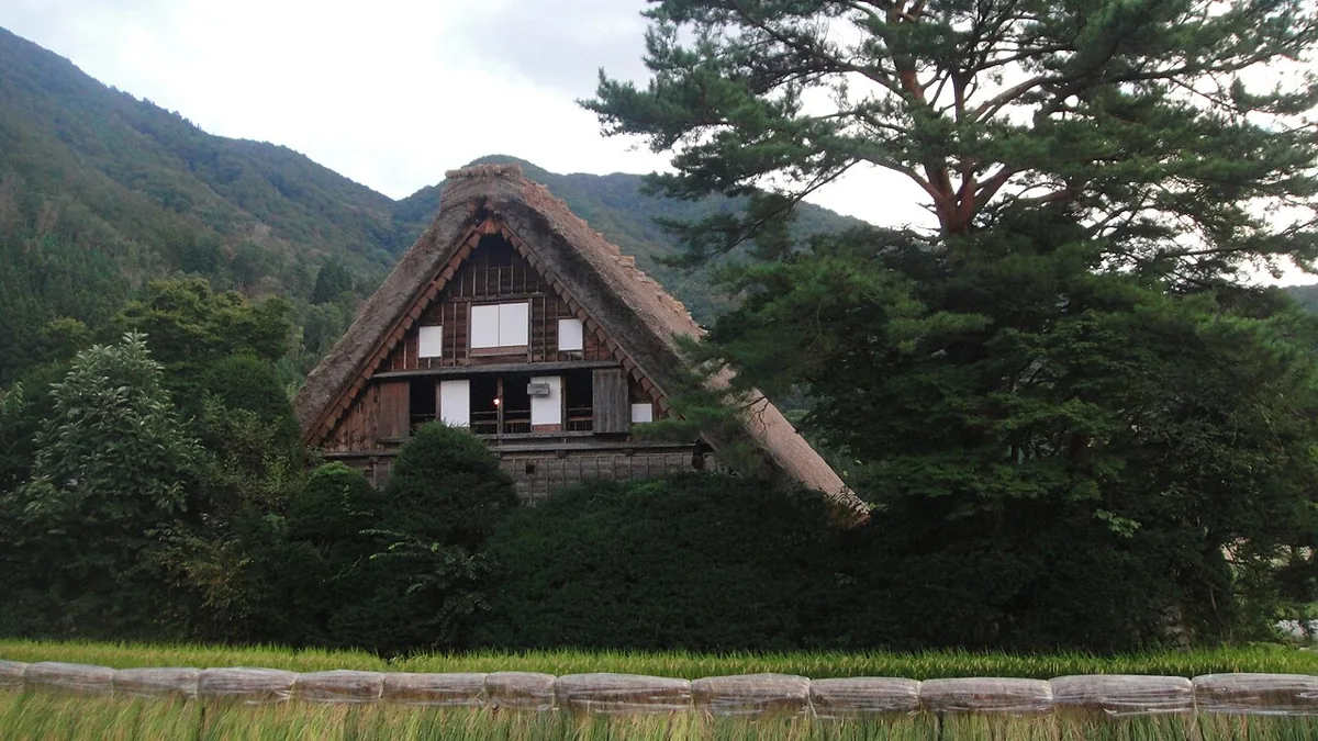 2011年の茅葺き屋根の和田家