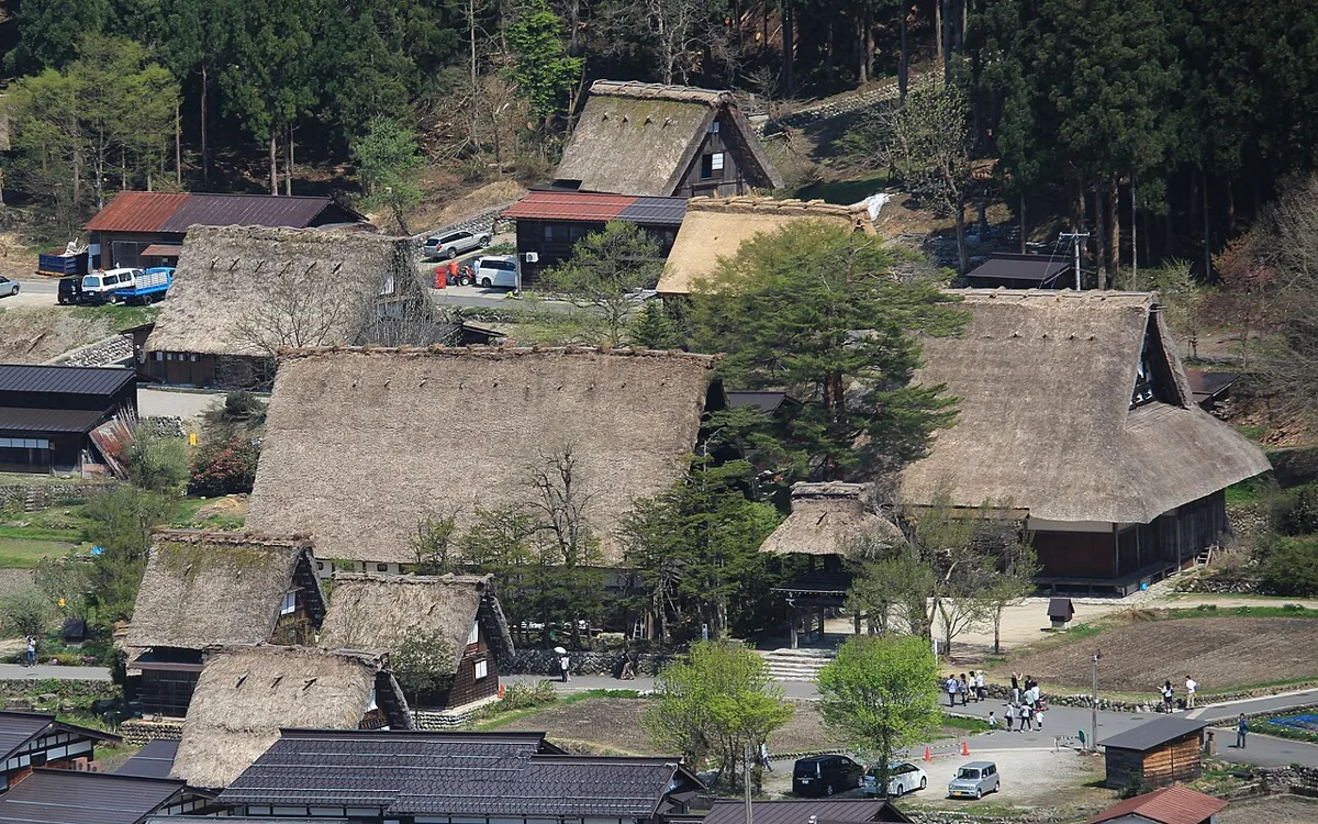 2015年の明善寺の茅葺きの寺院風景