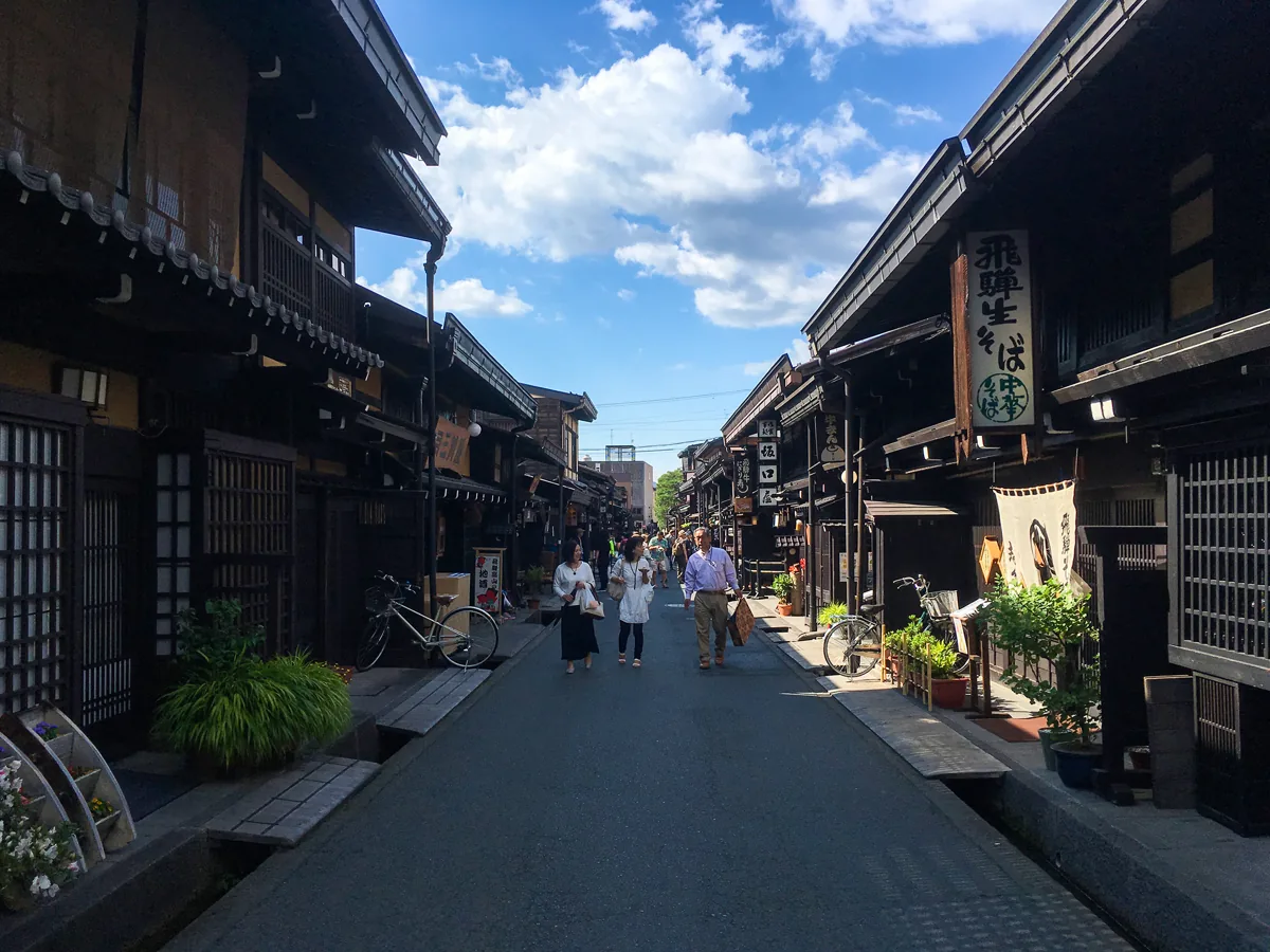 高山三町の伝統的な建物が並ぶ通り