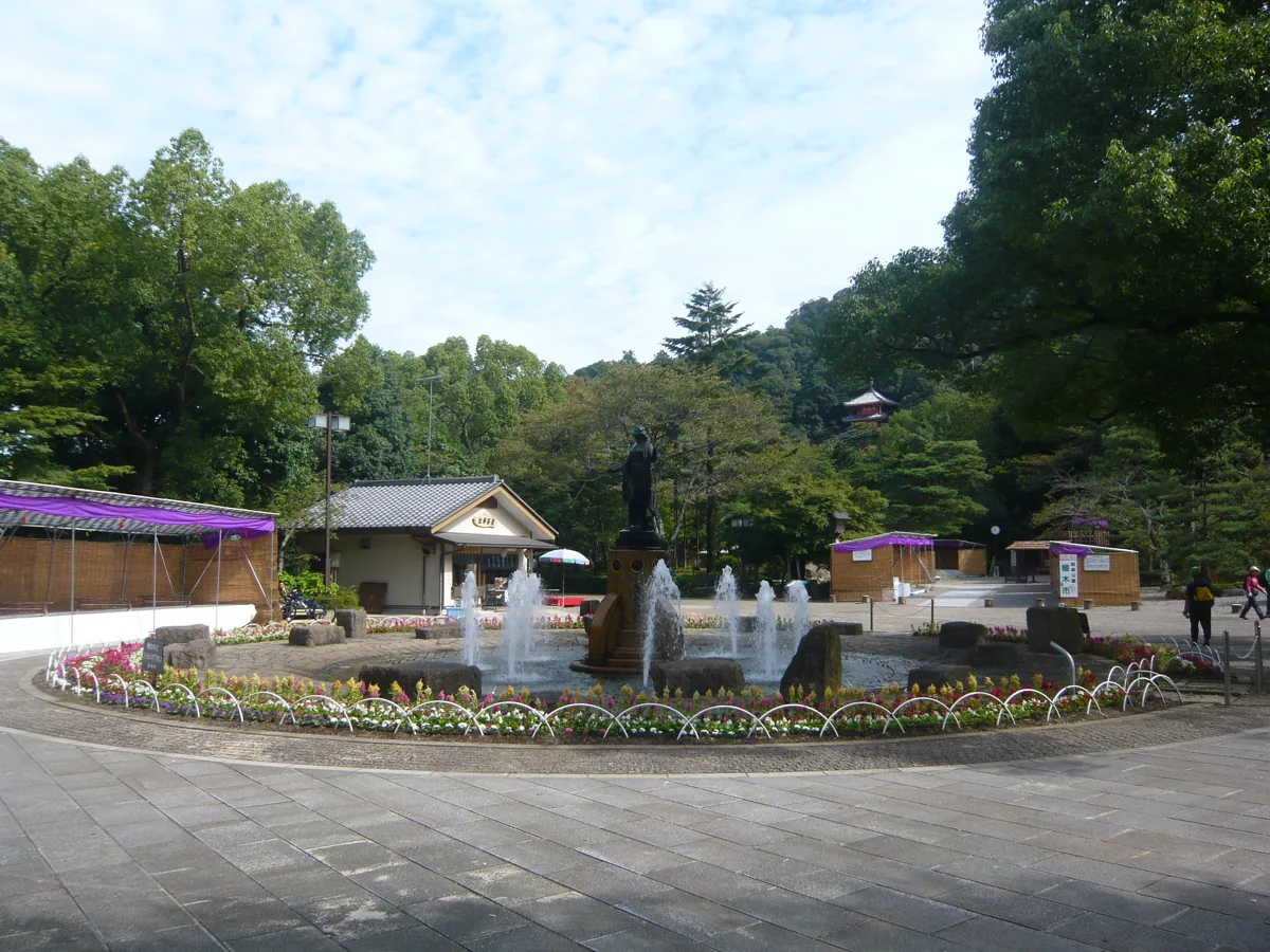Fountain and trees at Gifu Park in 2007