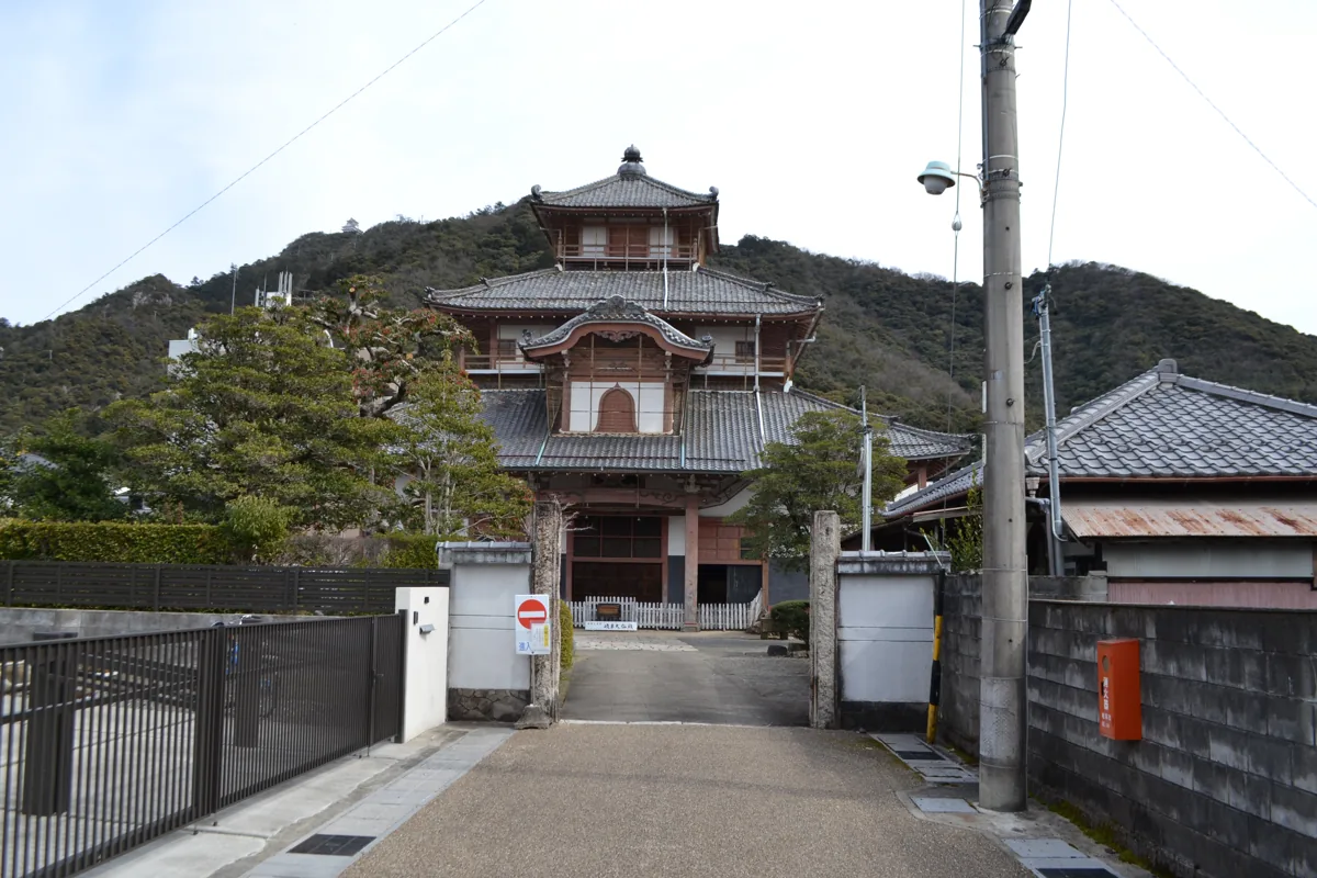 Shohoji entrance with the Buddha hall behind it
