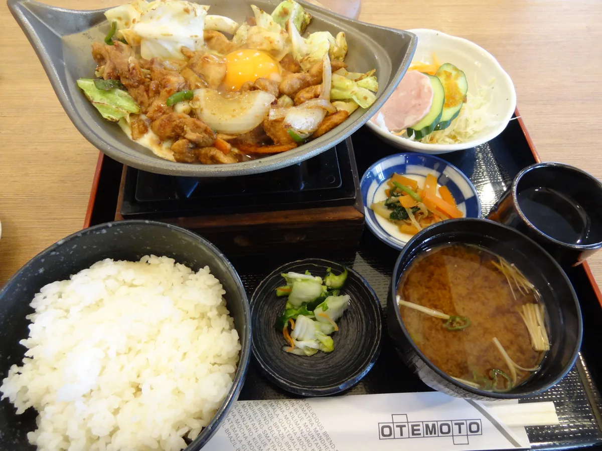 明宝の鶏ちゃんとご飯・汁物の食事