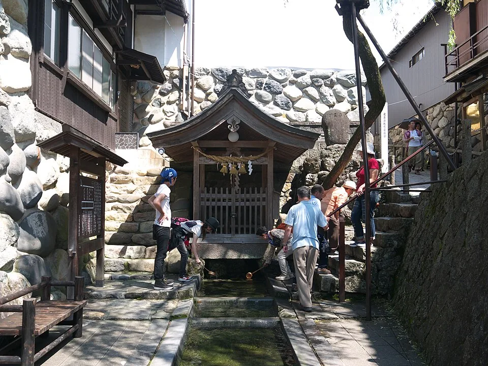宗祇水の屋根と水辺の階段