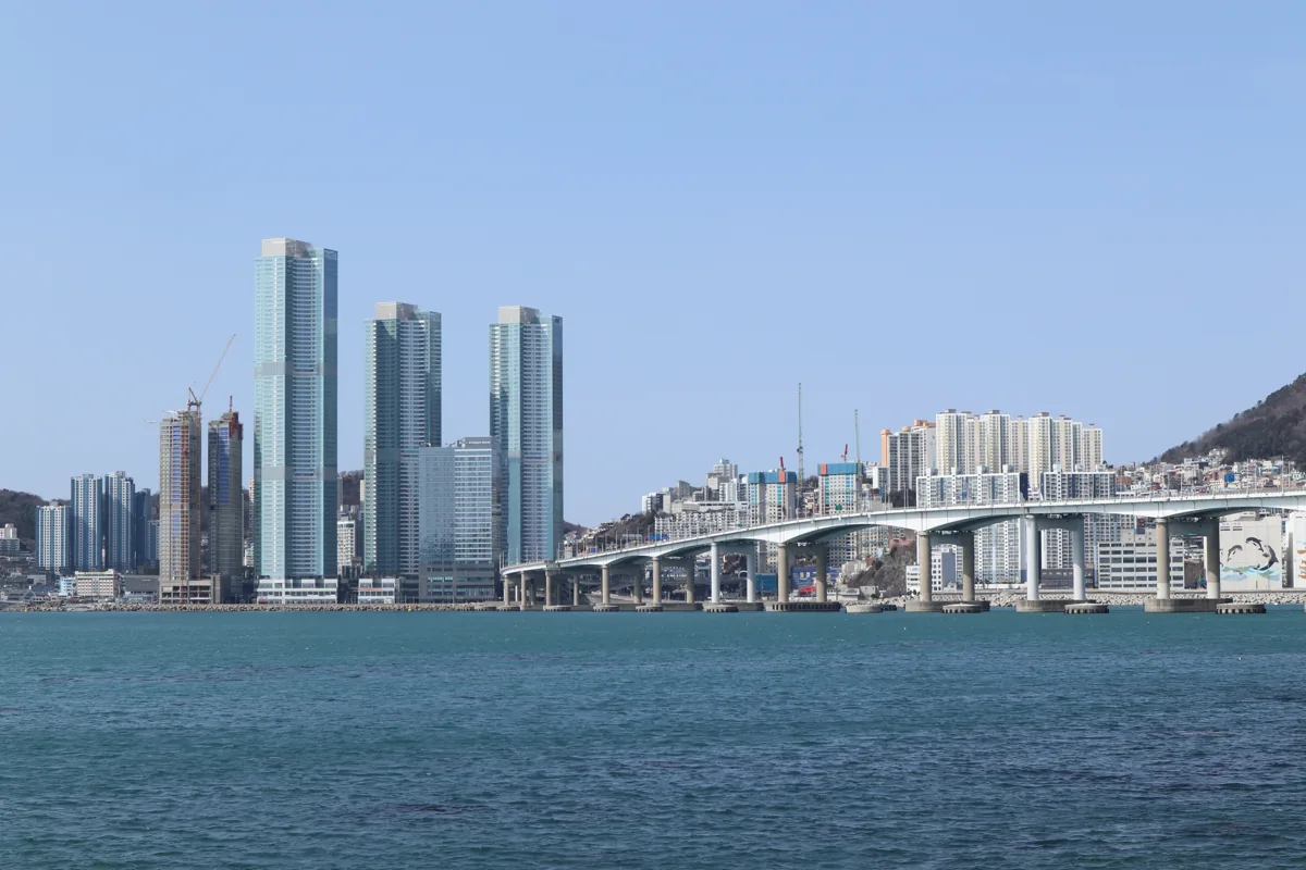 2024년 3월 바다 쪽에서 본 송도 해변 일대와 남항대교