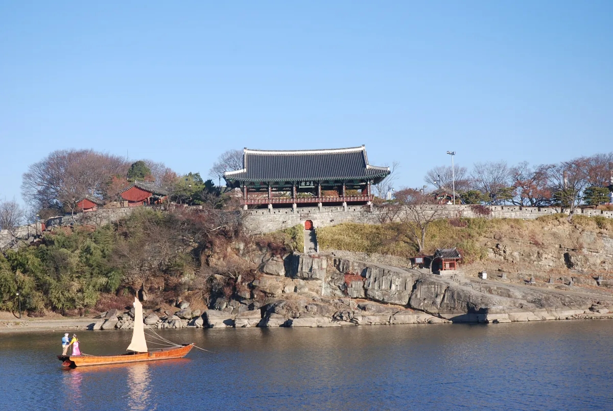 2008年に南江の対岸から見た晋州城と矗石楼