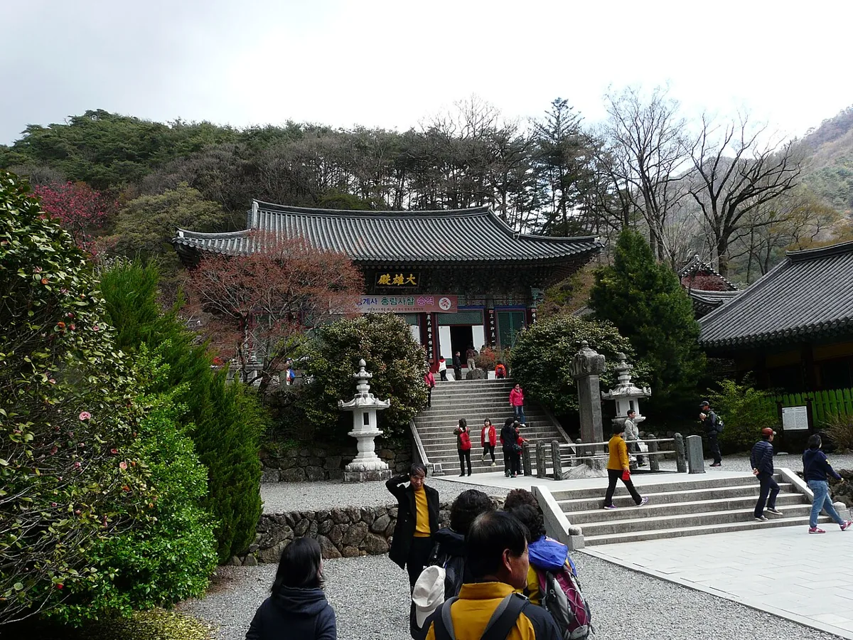 2013年4月の双磎寺境内の建物と階段周辺
