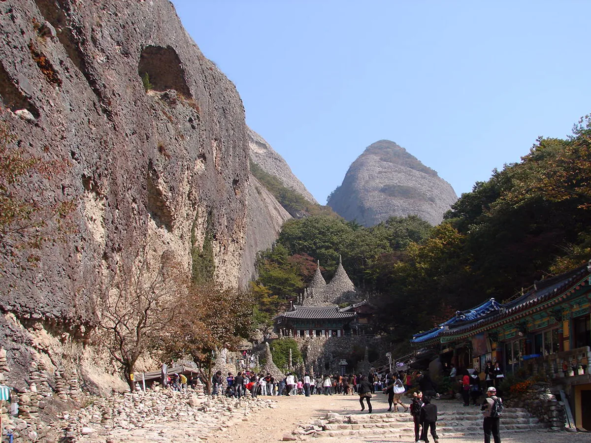 2007年10月の馬耳山塔寺の境内と岩の風景