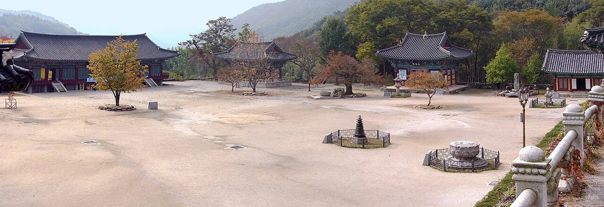 Panorama of Geumsansa’s buildings and courtyard in October 2007