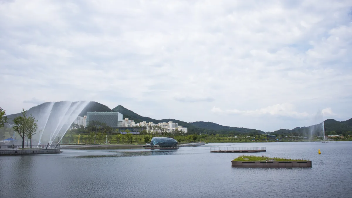 2019年の世宗湖水公園の湖と噴水