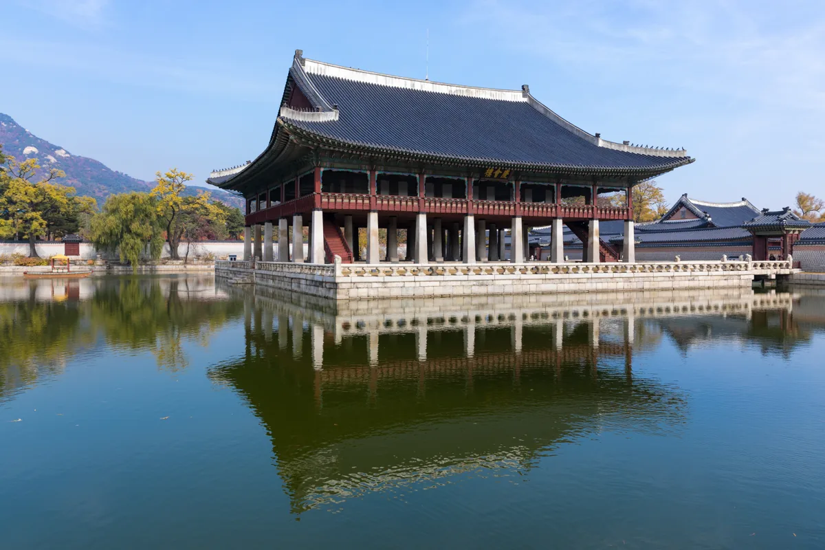 2018년 경복궁 경회루와 연못의 반영
