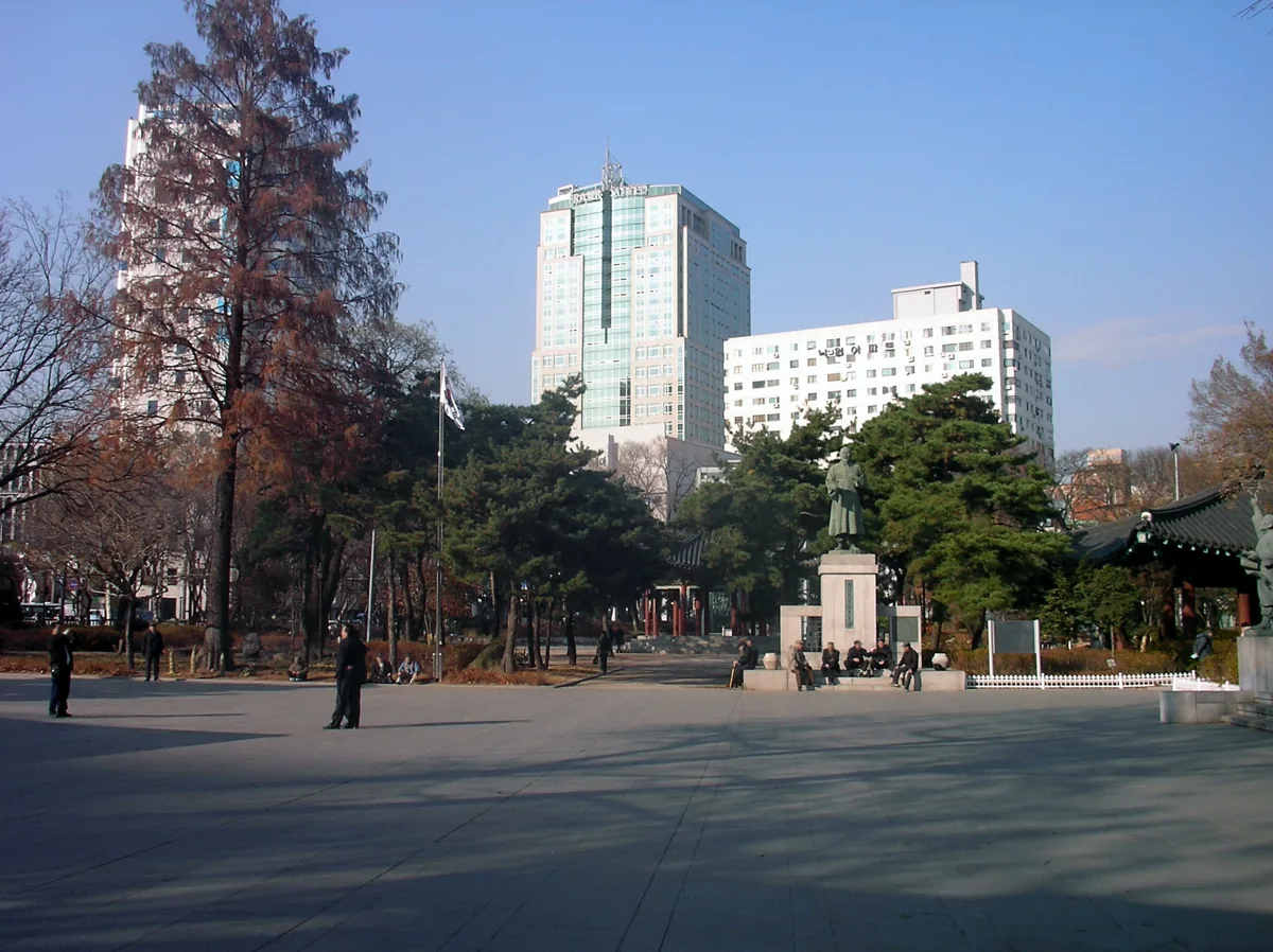 2008년 탑골공원의 나무와 광장 풍경