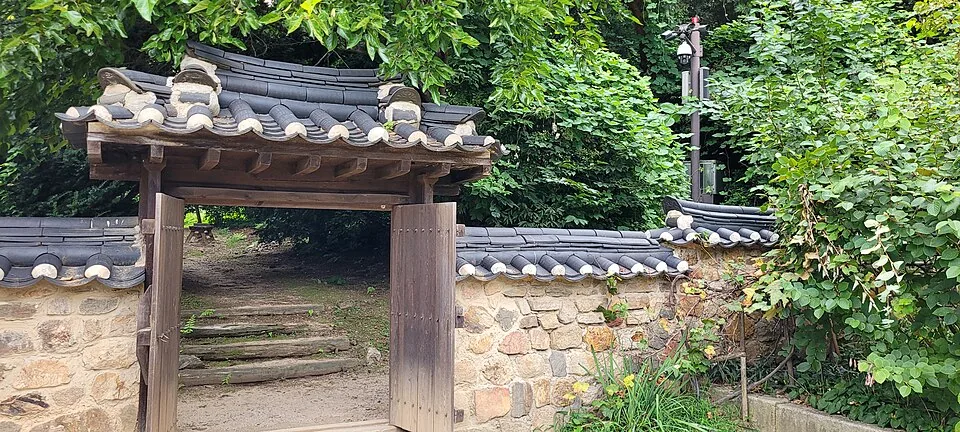 Gate and wall among the trees at Seonjeongneung