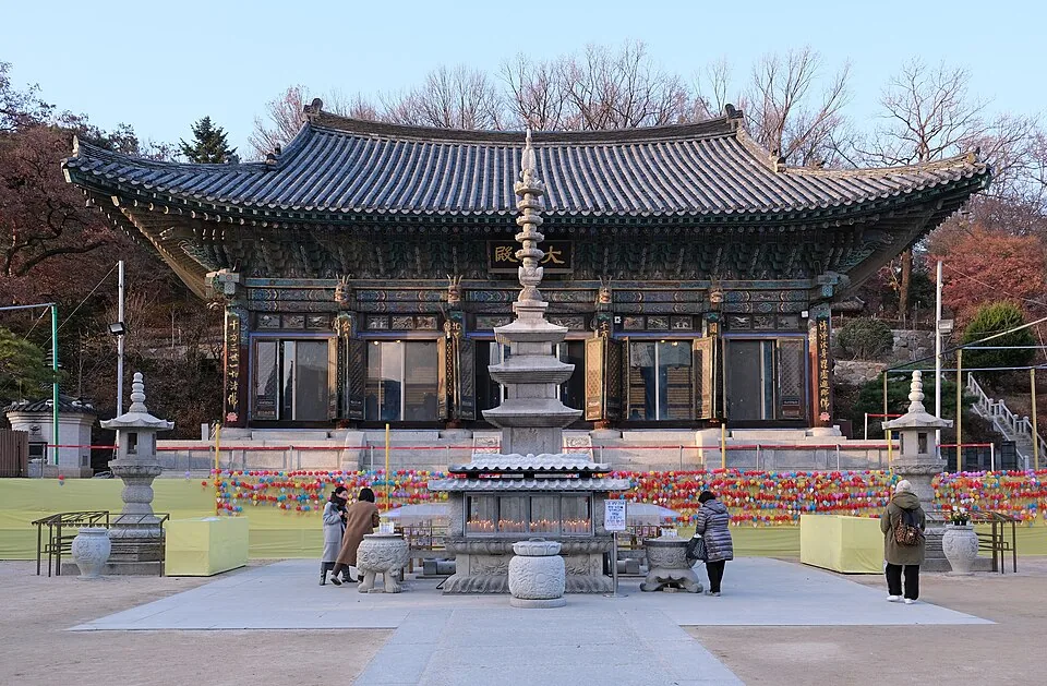 Daeungjeon and its forecourt at Bongeunsa