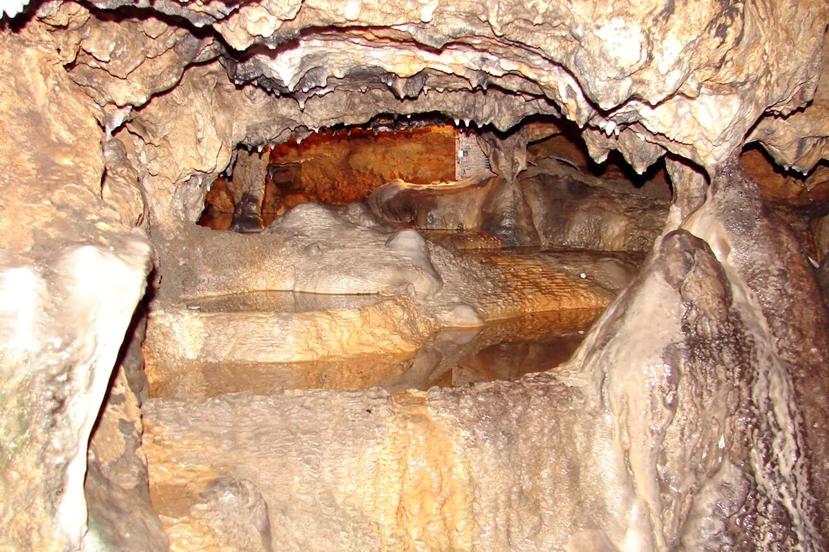 Limestone formations inside Gosu Cave in 2007
