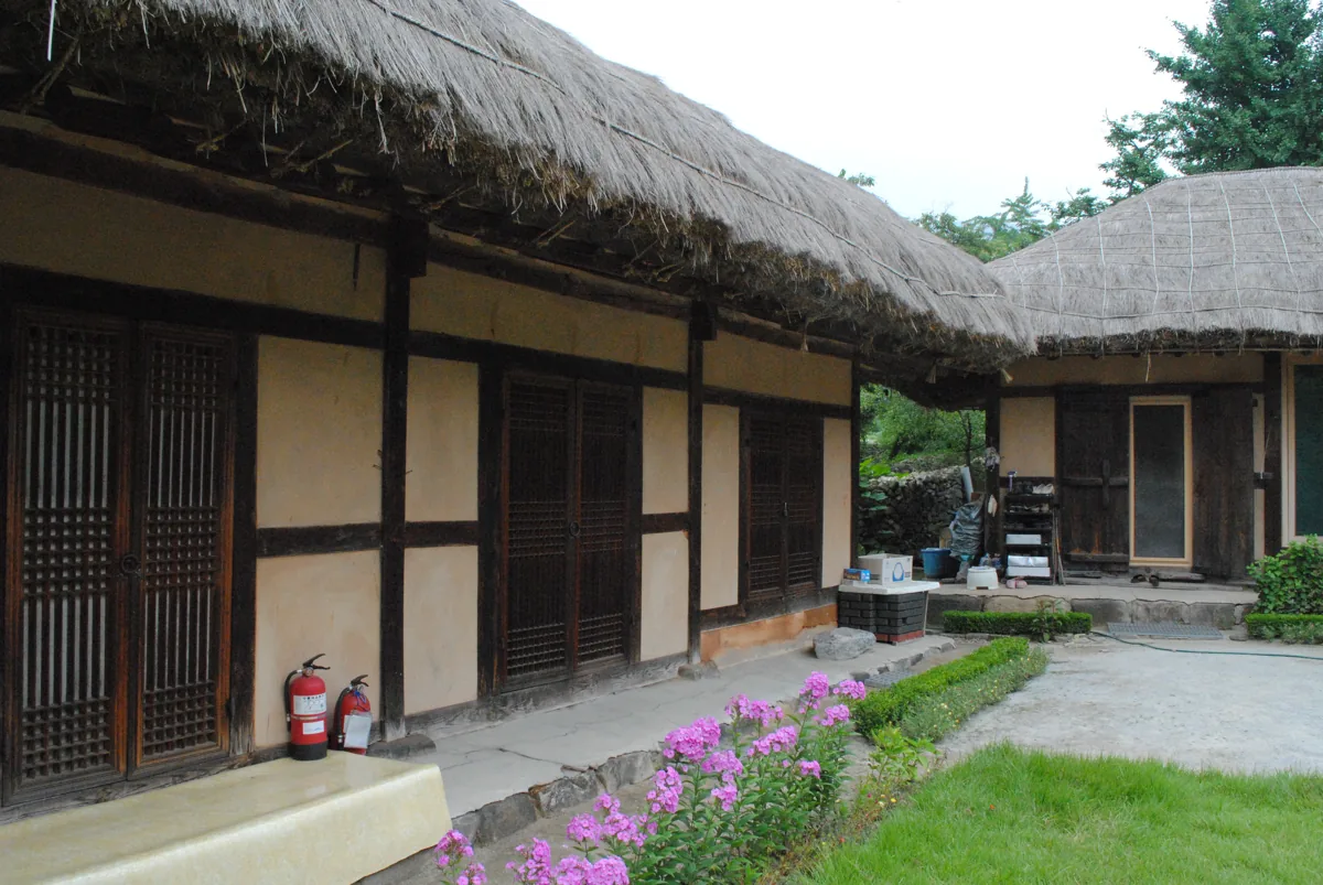 2010年の外岩民俗村の茅葺き家屋と庭
