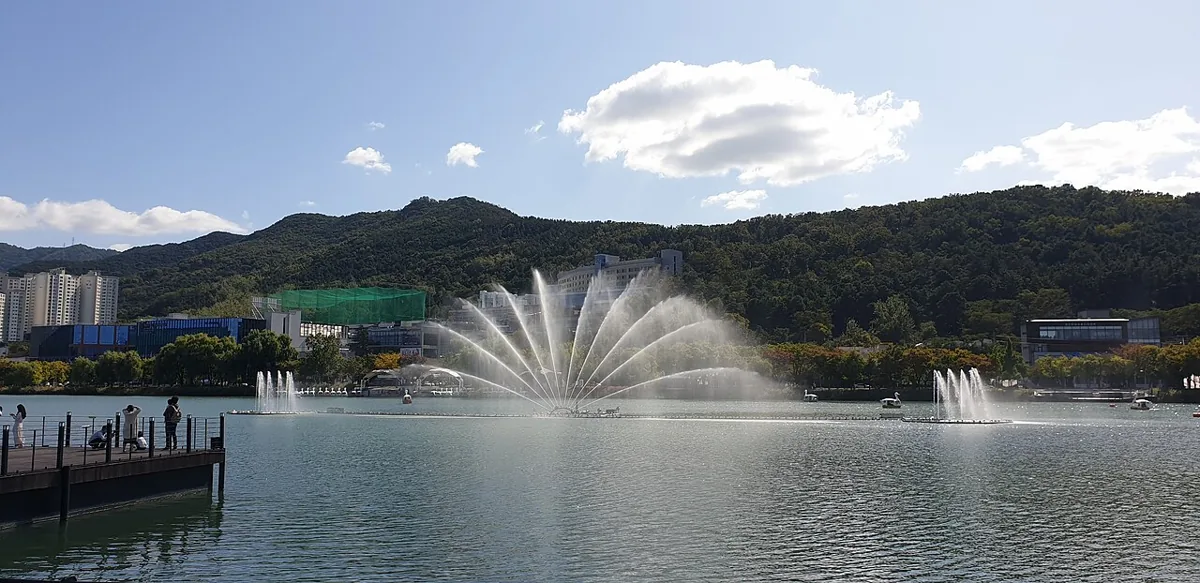 2019年10月の寿城池と稼働中の噴水
