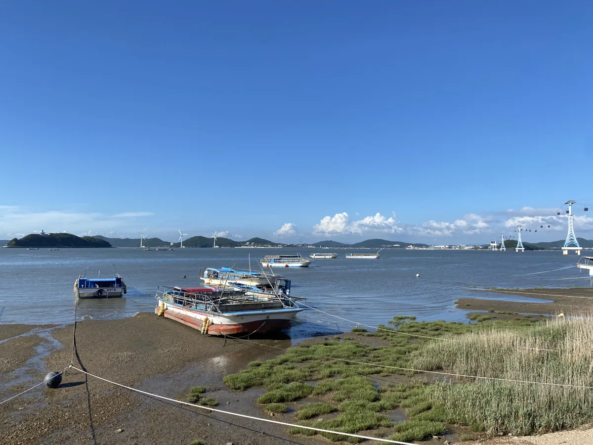 Boats and tidal flats at Jebudo in July 2022