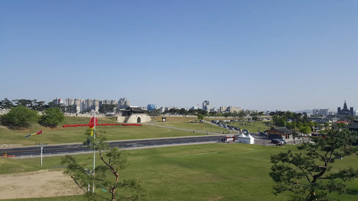 수원화성 창룡문과 주변 성벽