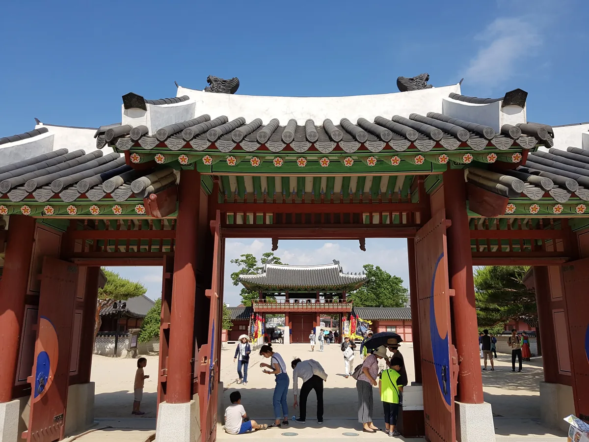 2017년 화성행궁의 문과 마당