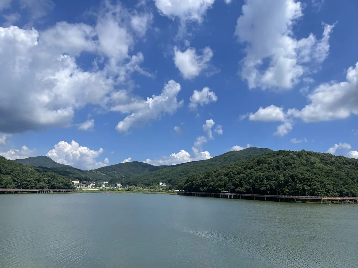 산과 구름을 배경으로 한 백운호수