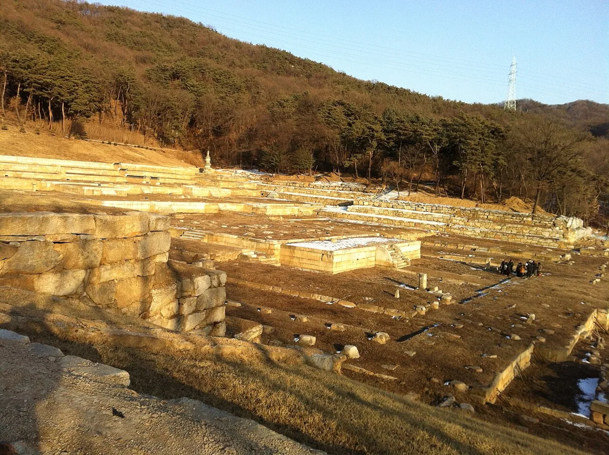 2012년 회암사지의 돌 기단과 유적