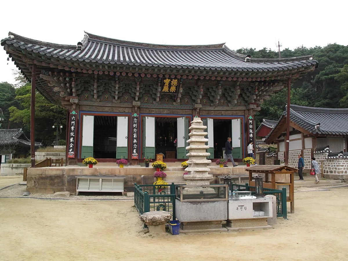 2016年、神勒寺の極楽宝殿と前庭の石塔