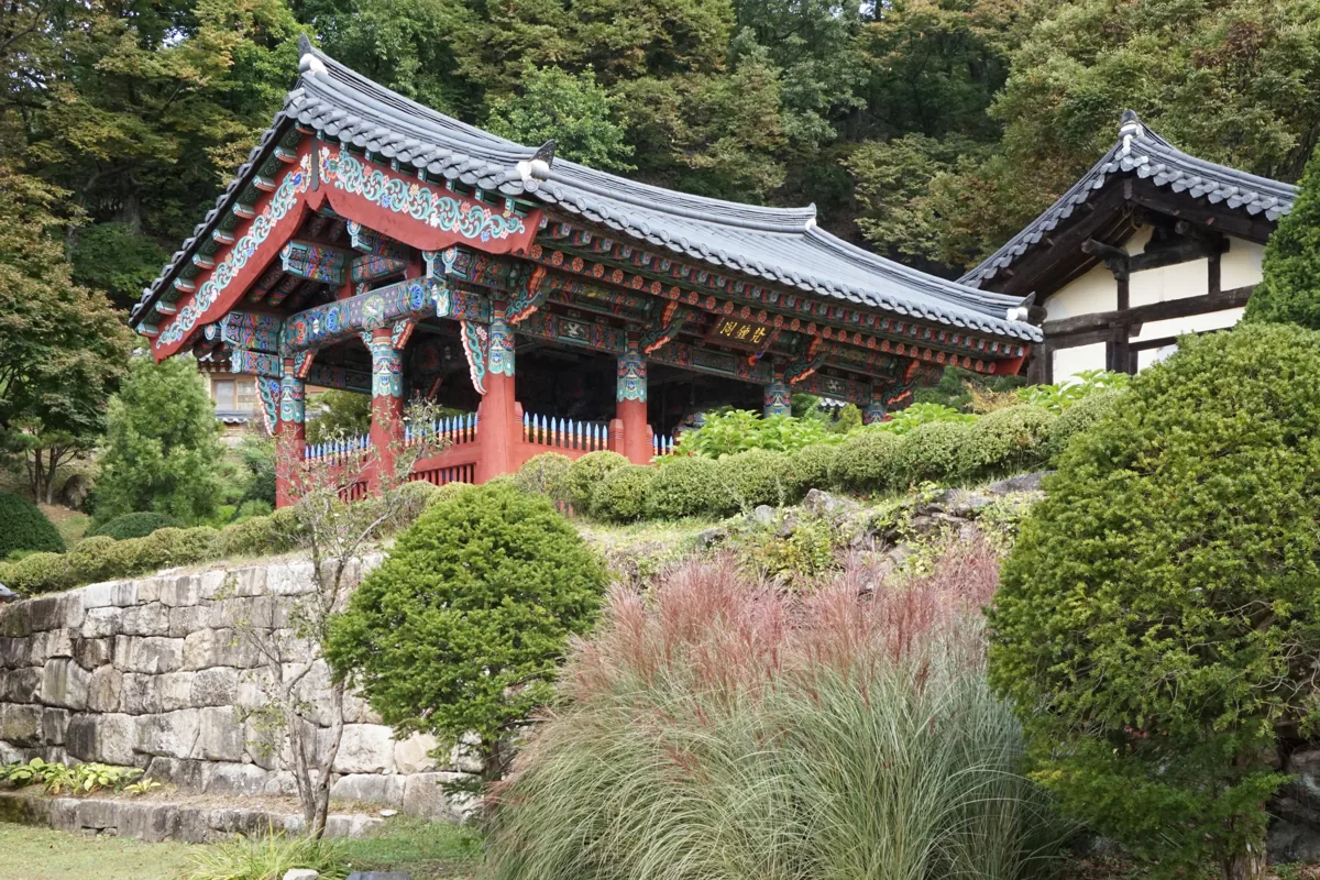 2022年の浮石寺の建物と石垣
