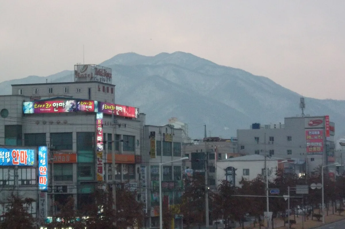 2012年の亀尾市街越しに見える金烏山